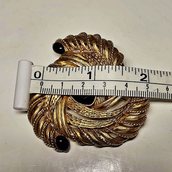 Oscar De La Renta Crystal Swirl Brooch Gold -Tone Metal & Crystal Rare Find - Picture 2 of 5